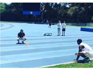 秒表记录4.43秒内跑40码短跑