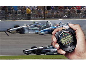 印第安人用秒表在赛道上定时赛车