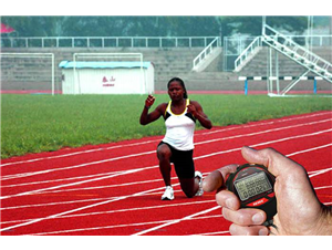 一位默默使用秒表的教练